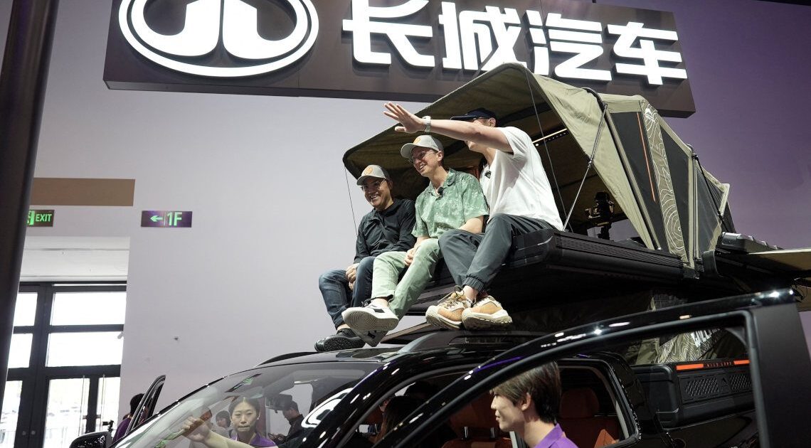 American Youtuber Guides — American YouTuber guides foreigners around Chinese cars US | PhilTweets