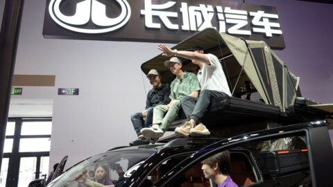 American Youtuber Guides — American YouTuber guides foreigners around Chinese cars US | PhilTweets