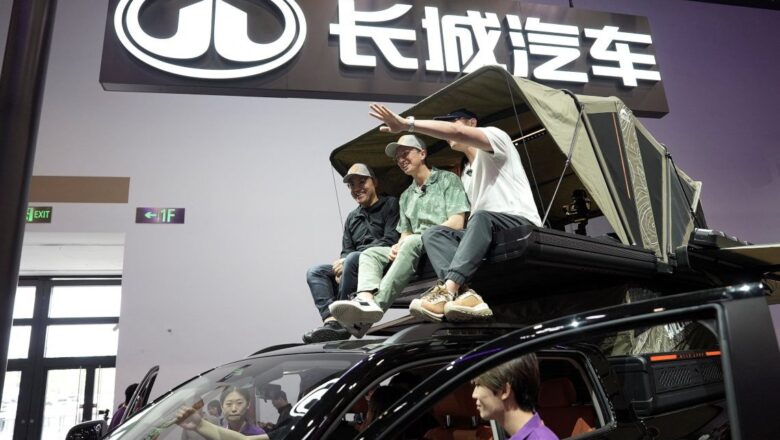 American Youtuber Guides — American YouTuber guides foreigners around Chinese cars US | PhilTweets